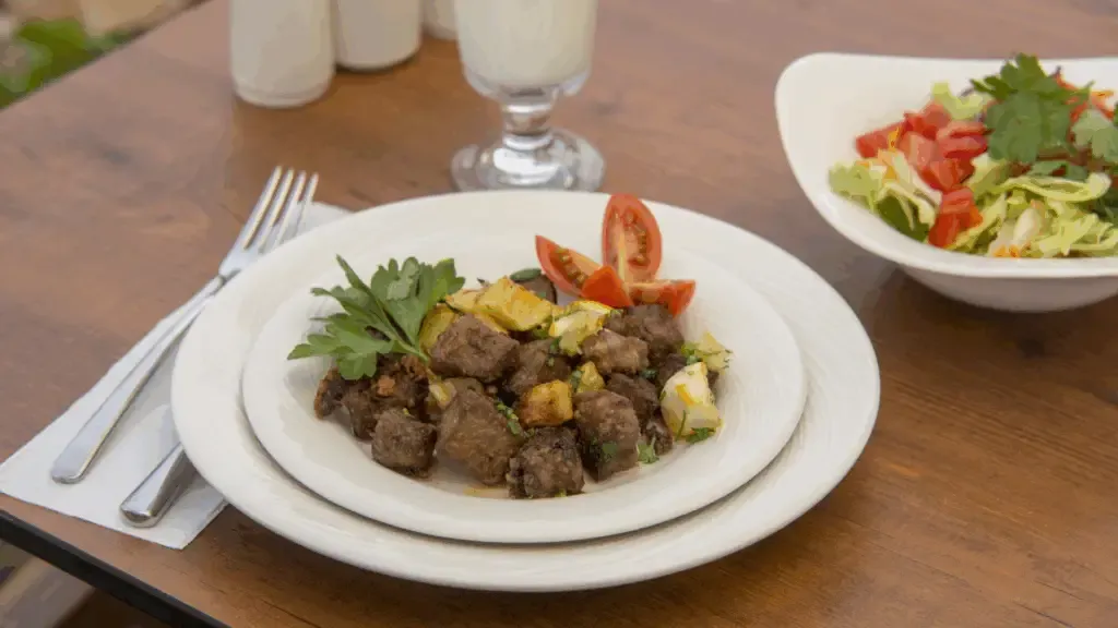 Repas traditionnel albanais