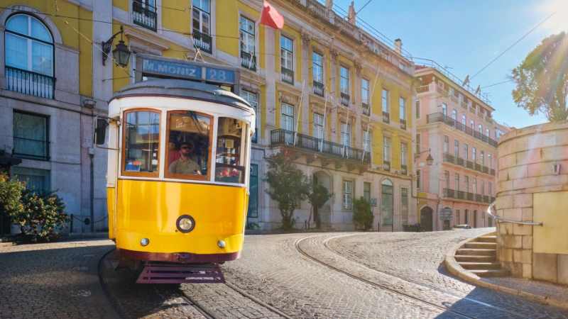 Le célèbre Tramway 28 dans les rues d'Alfama