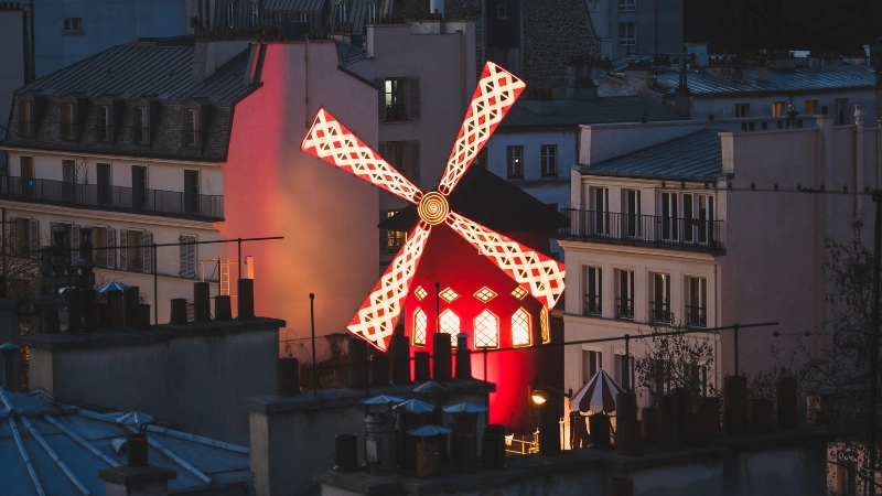 Le Moulin Rouge illuminé la nuit