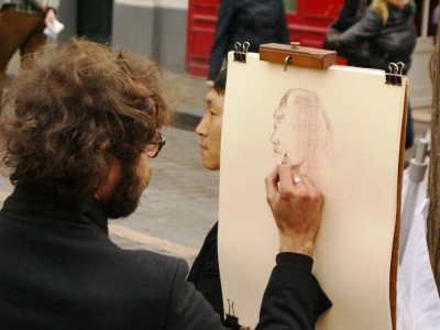Artiste réalisant un portrait sur la Place du Tertre